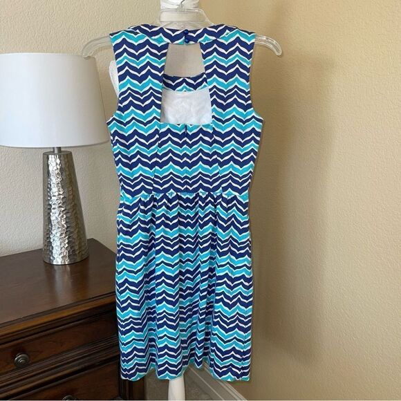 Vineyard Vines Blue Wave Chevron Dress sz 2 - Picture 3 of 4